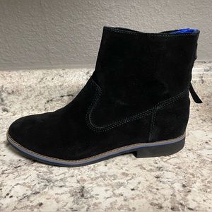 Like NEW IN BOX - Beautiful yellow box style chana black ANKLE BOOTS in Size 6.5